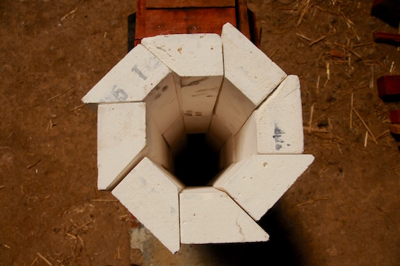 Cheminée octogonale en brique réfractaire isolante